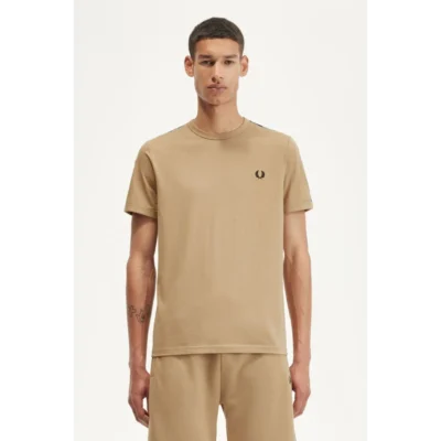 M4613 V19 ανδρικό taped t shirt fred perry regular fit warmstone oatmeal (7)
